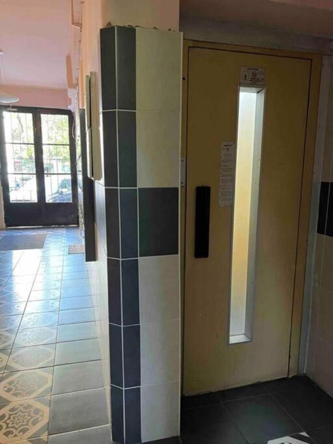 Balzac By Westend Mall With Balcony, Ac Appartement